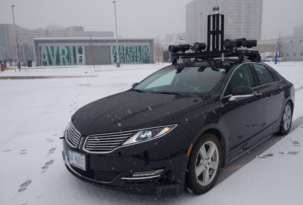 Bild 1 | Der Lincoln-MKZ-Hybrid mit seiner vollständigen Sensorausstattung durchstreift die verschneiten Straßen von Ontario 
und zeichnet Schlechtwetterdaten auf, um fahrerlose Fahrzeuge zu befähigen, diese Bedingungen schließlich zu meistern.